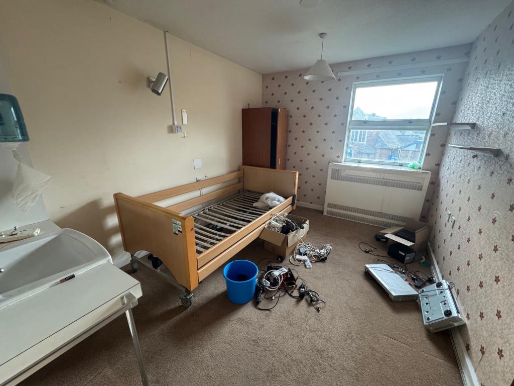 Lot: 64 - SUBSTANTIAL PREMISES WITH CAR PARK AND POTENTIAL ON ONE ACRE PLOT - Example of bedroom 2